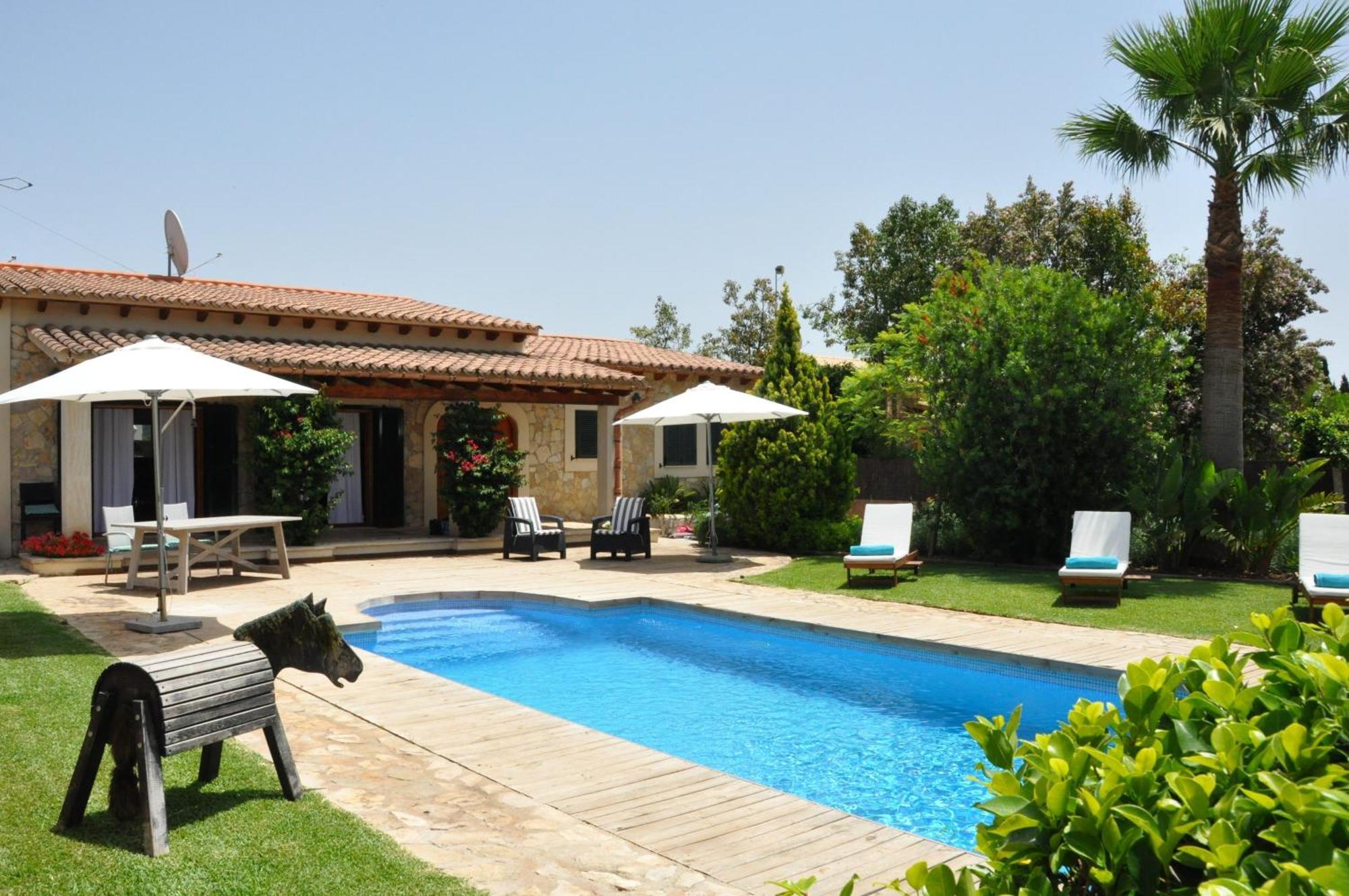 Vista Mit Pool Und Garten Ferienhaus