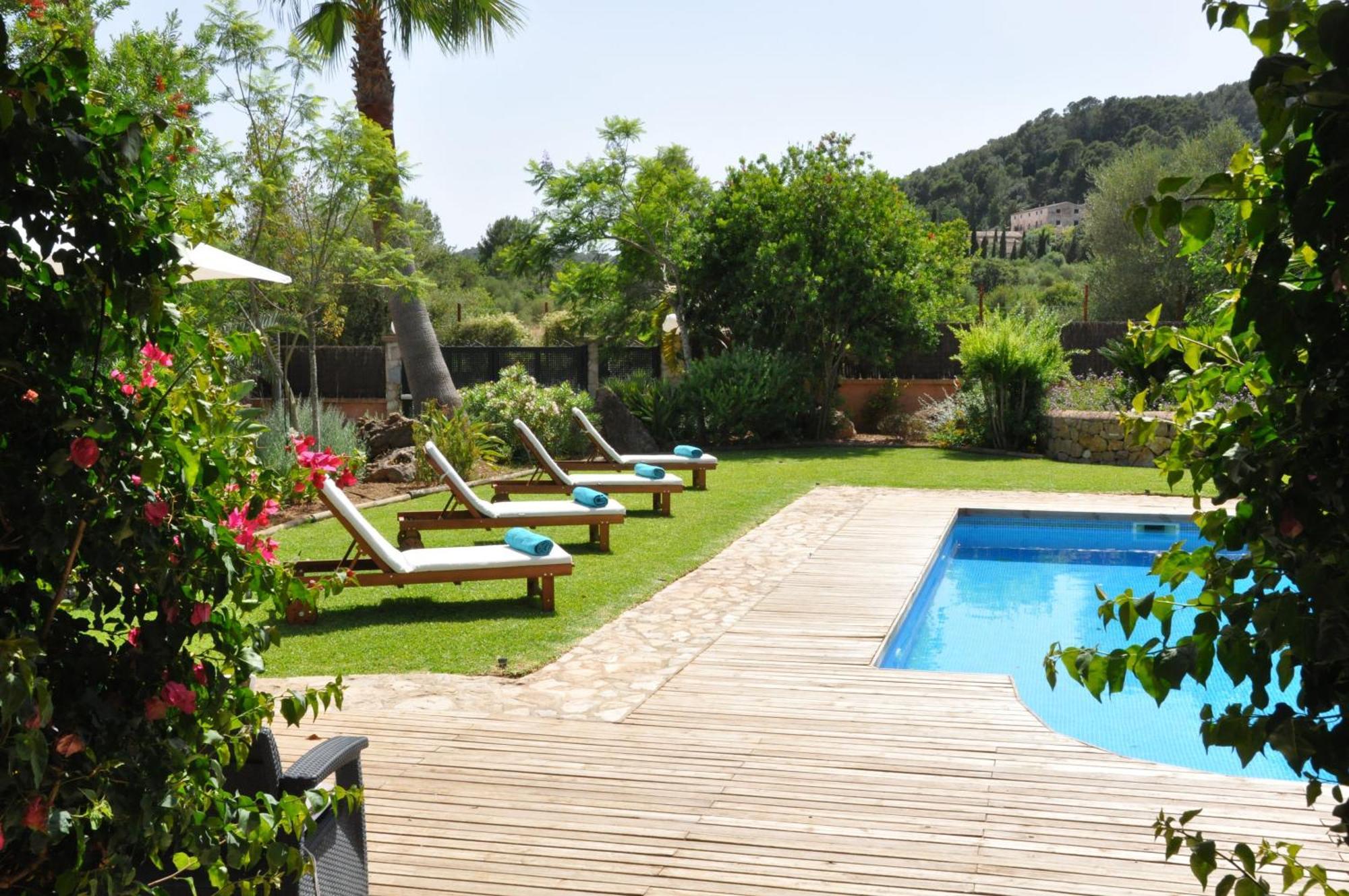 Vista Mit Pool Und Garten